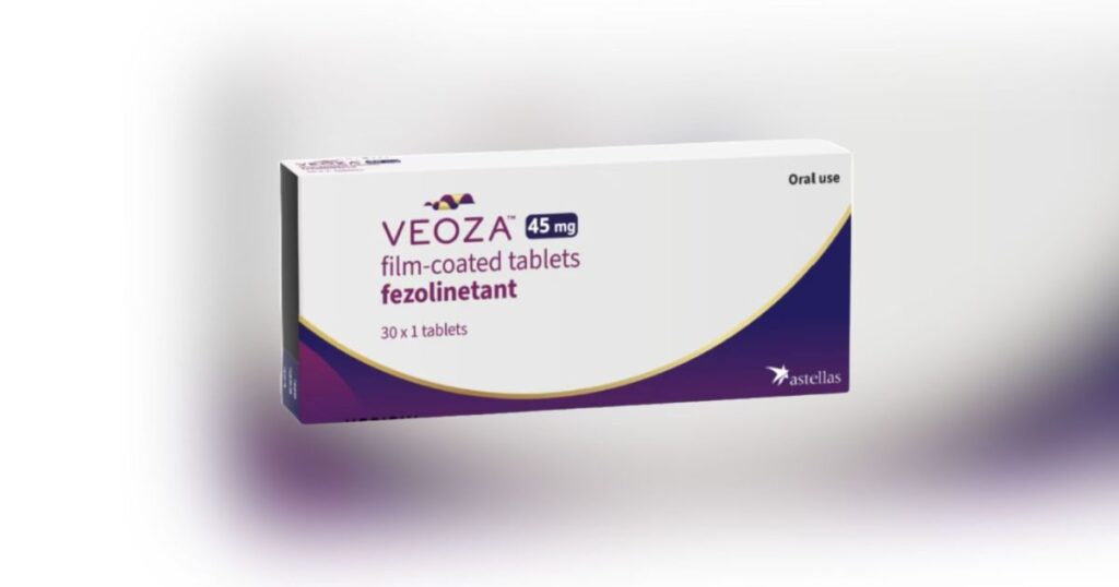 Mulher sorrindo enquanto lê sobre o Veoza, medicamento não hormonal aprovado pela Anvisa para menopausa.