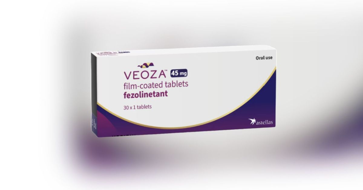 Mulher sorrindo enquanto lê sobre o Veoza, medicamento não hormonal aprovado pela Anvisa para menopausa.