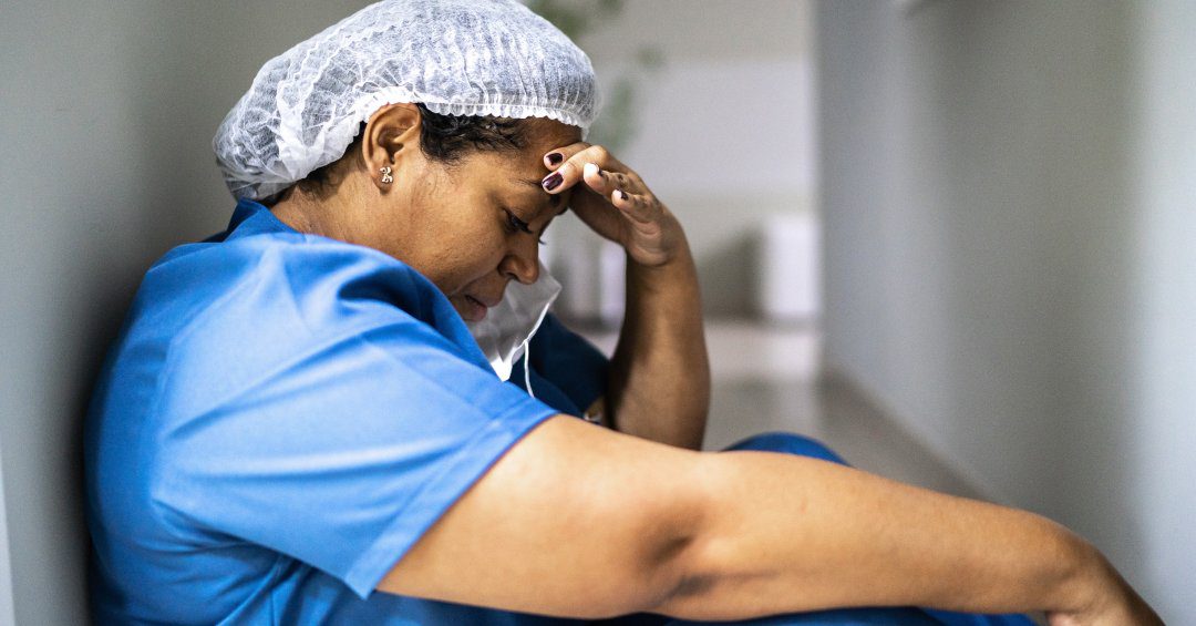Enfermeiros em ambiente hospitalar enfrentando situação de violência