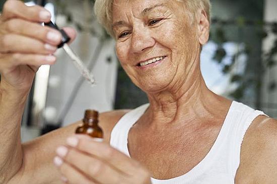Produtos de cuidados com a pele contendo ácido hialurônico