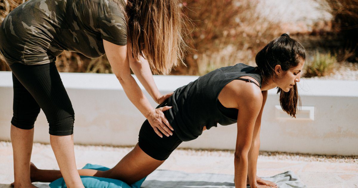 Fisioterapeuta avaliando a mobilidade de um paciente durante uma sessão de fisioterapia preventiva.