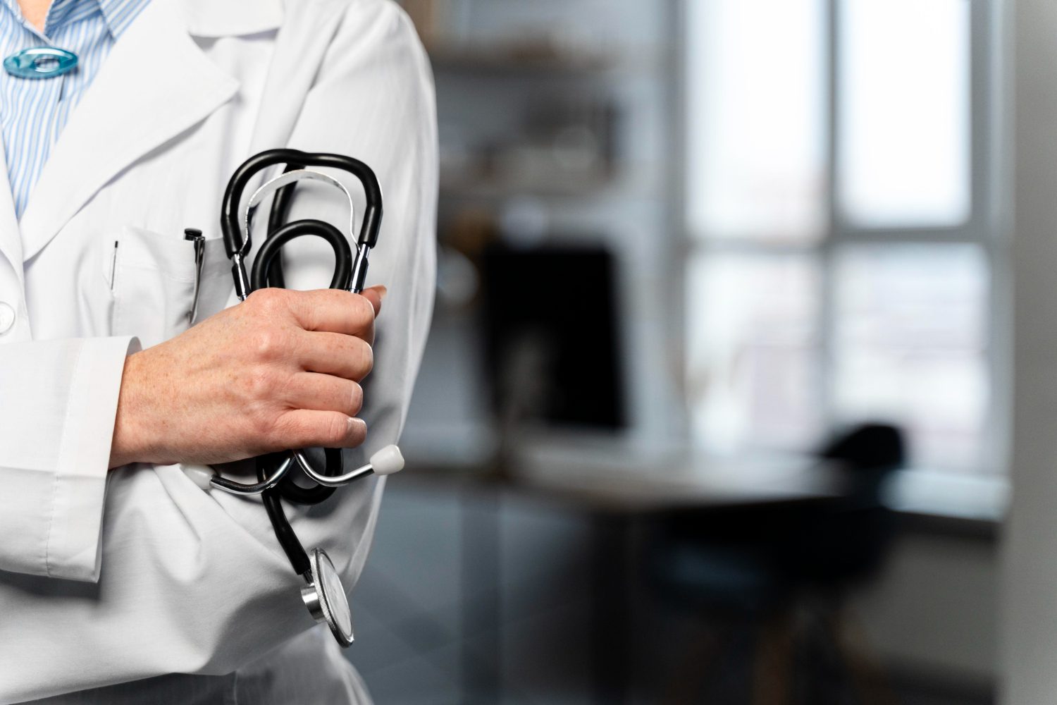 Médico realizando teleconsulta com um paciente através de uma plataforma digital