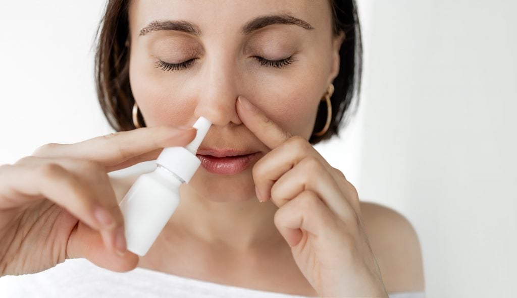 Frasco de descongestionante nasal sobre uma mesa