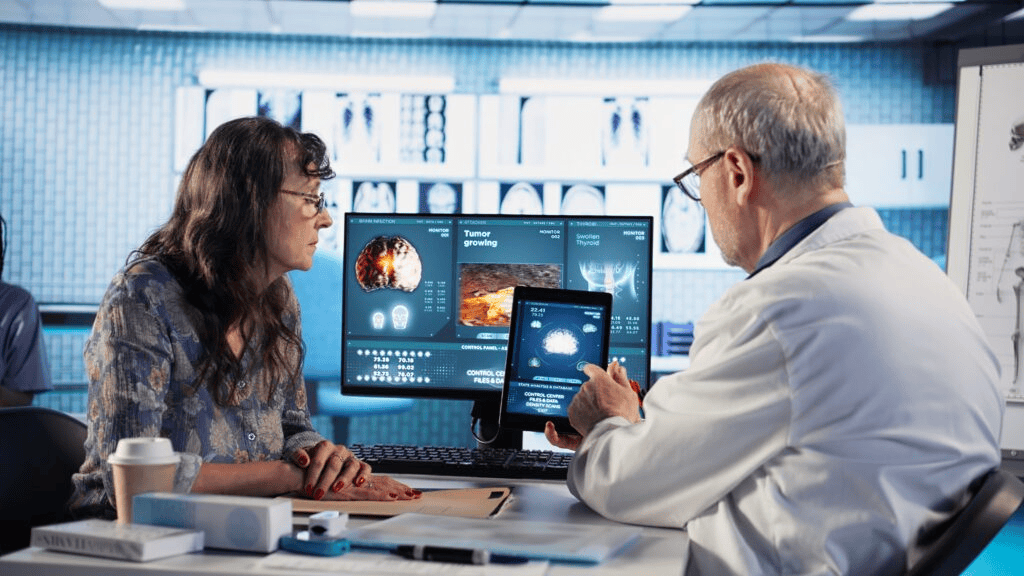 Médico utilizando inteligência artificial para análise de exames médicos.