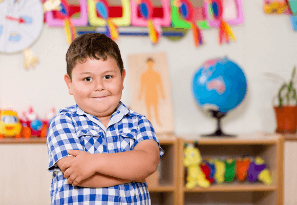 Criança feliz com uma refeição saudável rica em fibras, simbolizando a importância da inulina na redução do apetite e controle da obesidade infantil.